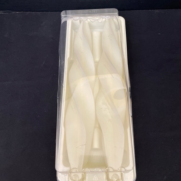 Spiral Taper Dinner Candles 12" Ivory Set of 2 Twisted Swirl New Open Box - Picture 4 of 4